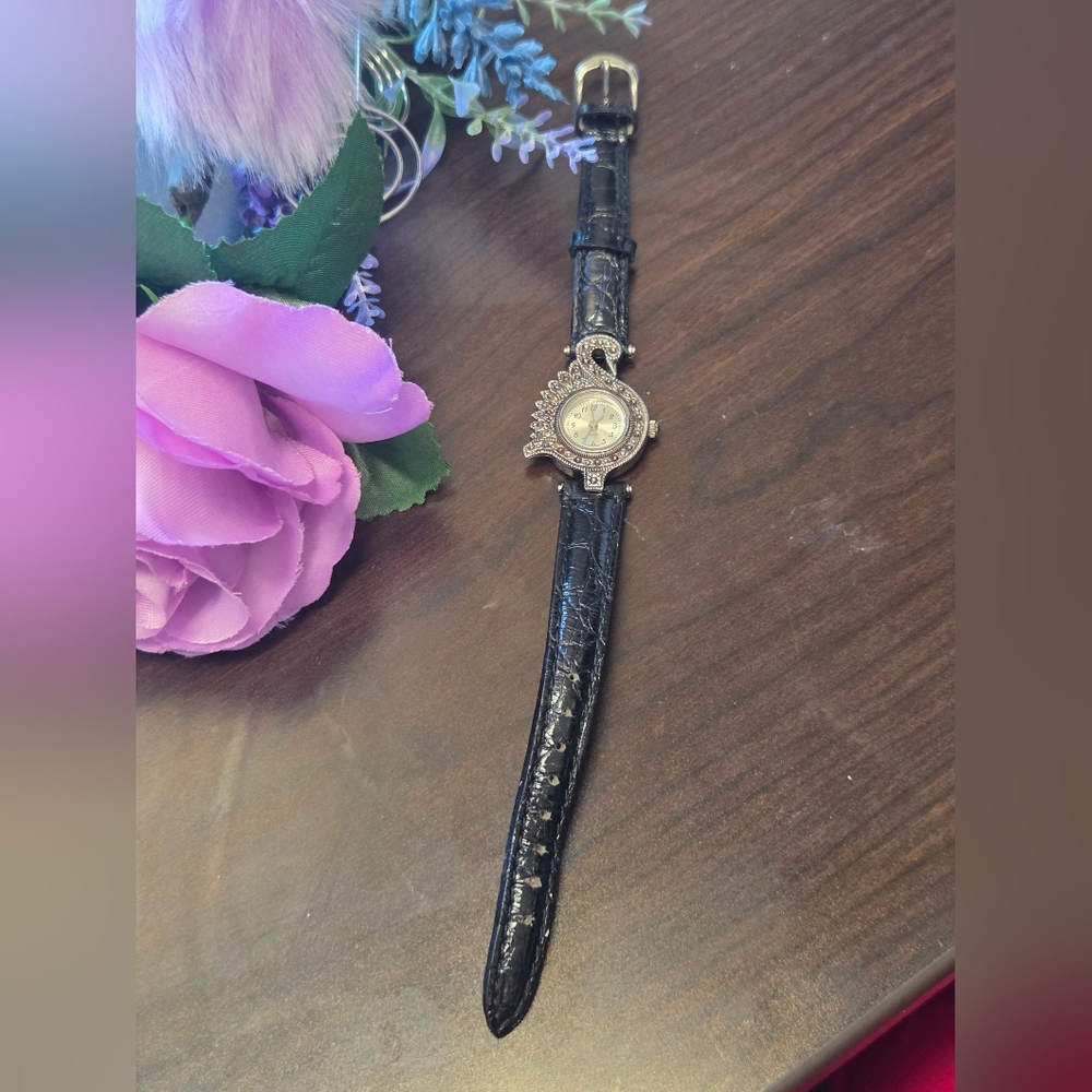 Vintage Avon Black Leather Strap Quartz Watch/Decorative Silver-Tone Swan Design - Picture 3 of 6